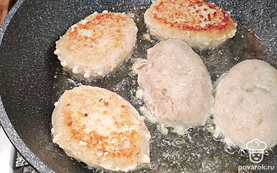 Влажными руками сформировать котлеты. Обжарить котлеты на сковороде с растительным маслом до румяной корочки с двух сторон. Котлеты перевернуть на вторую сторону и под закрытой крышкой тушить на среднем огне.