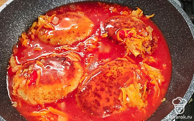 Тушеные овощи добавить к котлетам и залить томатным соком.
Тушить на медленном огне до загустения подливы.