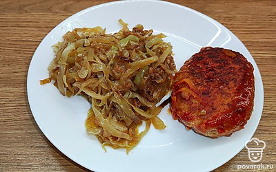 Подать котлеты с тушеной капустой.