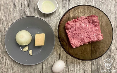 Подготовим все ингредиенты. Лук с чесноком очищаем от шелухи, фарш нагреваем до комнатной температуры.