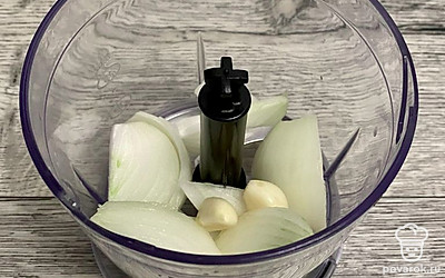 Первым делом лук и чеснок кладем в чашу блендера и пробиваем.