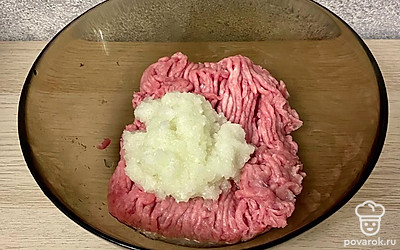 Фарш соединяем с измельченным луком и чесноком, тщательно перемешиваем.