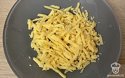 Кусочек сыра натираем на крупной терке.