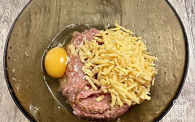 Тертый сыр добавляем к фаршу, разбиваем яйцо, солим/перчим по вкусу и все тщательно перемешиваем.