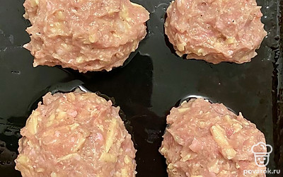 Формируем котлетки среднего размера и выкладываем на противень, предварительно смазанный подсолнечным маслом. Разогреваем духовку до 200 градусов и отправляем запекаться наши котлеты на 30 минут. Готово!