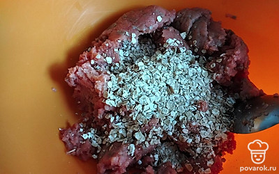 К фаршу из горбуши добавляем овсяные хлопья.