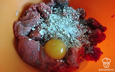 Далее вбиваем яйцо.