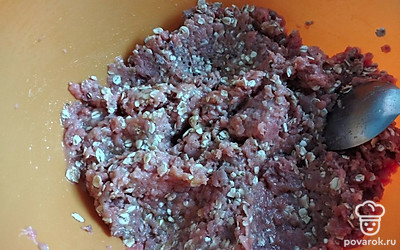 Солим и перчим по вкусу. Хорошо перемешиваем. Даем немного постоять, чтобы овсянка набухла.