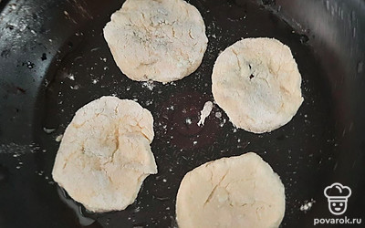 Сковороду разогреваем, добавляем растительное масло и обжариваем сырники до золотистой корочки.