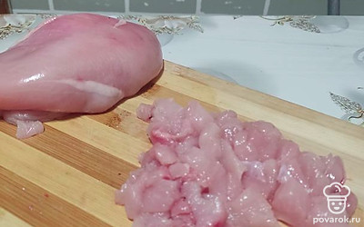 Нарезаем небольшими кубиками куриное филе.