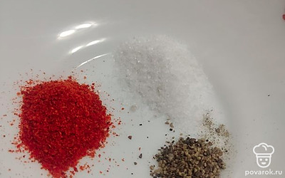 Добавляем в миску нарезанную курицу, яйцо, соль, перец и приправы по вкусу. У меня это паприка и чеснок. 