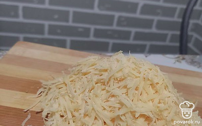 Натираем сыр на мелкой терке и добавляем к остальным ингредиентам. Добавляем 1 столовую ложку сметаны.