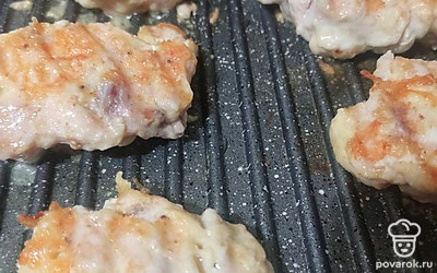 Все хорошо перемешиваем и жарим на сковороде с двух сторон (с добавлением масла или без) на антипригарной сковороде.