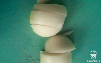 Добавить яйца, лук, перец и соль по вкусу.