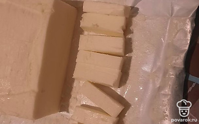 Сформировать котлеты и в середину каждой положить небольшой кусочек масла.