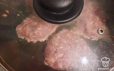 Обжарить под крышкой до готовности.