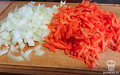 Очистите и мелко нарежьте репчатый лук, морковь натрите на крупной терке.