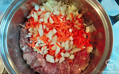 Соедините овощи с фаршем.