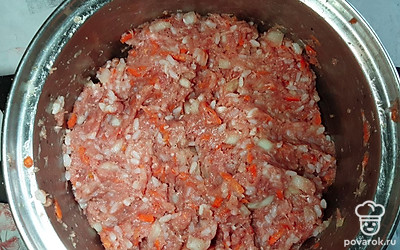 Добавьте туда же отвареный холодный рис (подойдут остатки любой отвареной крупы — перловки, пшена, булгура) и тщательно перемешайте с фаршем и овощами, не забыв посолить по вкусу и, по желанию, приправить черным молотым перцем.