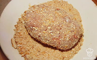 Обваляйте их в панировочных сухарях.