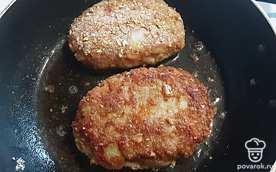Обжарьте с двух сторон на растительном масле до появления румяной корочки.