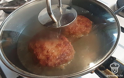 Затем добавьте в котлеты немного воды, накройте крышкой и тушите на небольшом огне 7-10 минут.