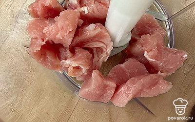 Из мяса приготовить фарш.
