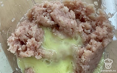 Вбить яйцо, посолить.