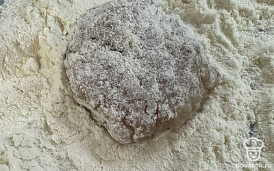 Сформировать котлетки и обвалять в муке. Жарить на среднем огне до готовности.