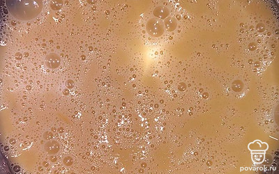 Яйца разбиваем в кастрюлю и взбиваем венчиком, чтобы масса была однородной.