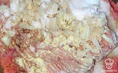 Фарш у меня покупной, добавляем его к яйцам. Мелко нарезаем лук и добавляем в кастрюлю. Соль и перец кладем по вкусу.