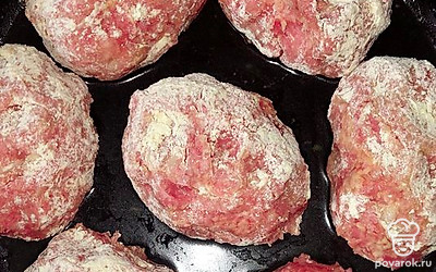 Из полученного фарша формируем котлеты, можно их обсыпать мукой или панировочными сухарики. Сковороду смазываем маслом, выкладываем котлеты. Жарим на среднем огне около 40 минут, периодически переворачивая.