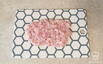 Филе промойте в воде и нарежьте на очень мелкие кусочки.