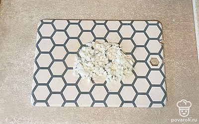 Лук очистите от кожуры и также мелко нарежьте.