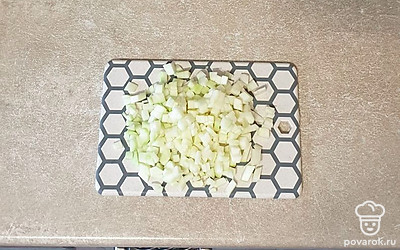 Цукини очистите от кожуры и нарежьте небольшим кубиком.