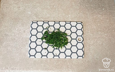 Укроп помойте, просушите и мелко порубите.