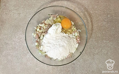 В глубокой миске смешайте все нарезанные ингредиенты. Вбейте яйцо, всыпьте специи, муку и добавьте сметану. Хорошо перемешайте.