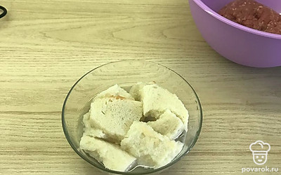 Батон без корочки замочить в воде.