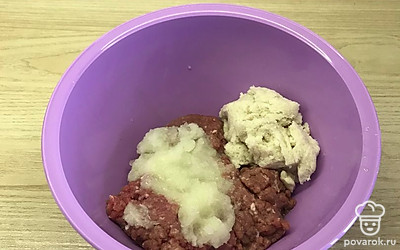 Мясо индейки перемолоть через мелкую решетку мясорубки. Соединить фарш, отжатый хлеб, пропущенный через мясорубку лук. Посолить и поперчить. Хорошо перемешать.