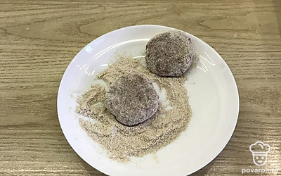 Сформовать котлеты, обвалять из в цельнозерновой муке.