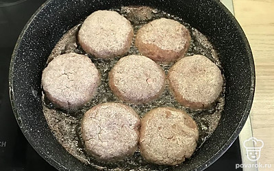 Обжаривать в растительном масле с обеих сторон на умеренном огне.