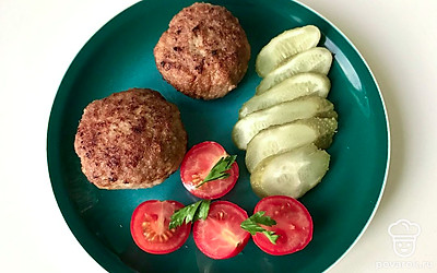 Подавать блюдо с овощами.