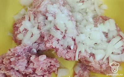 Нарезаем репчатый лук на мелкие кубики. Добавляем в фарш из индейки. 
