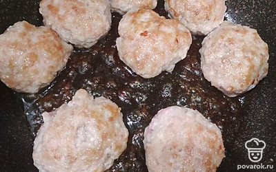 Формируем из фарша котлеты. Добавляем в сковородку растительное масло, выкладываем котлеты. Обжариваем их с двух сторон до золотистой корочки на среднем огне. 