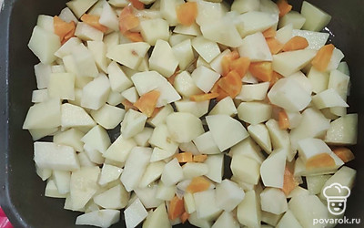 Чистим и нарезаем картофель крупными кубиками. Морковь чистим, режем небольшими кружочками. Кладем все на противень или в форму.