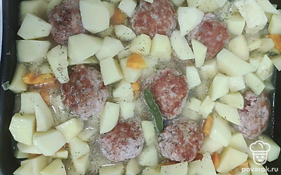 Далее добавляем котлеты, немного воды. Солим по вкусу, приправляем специями. 