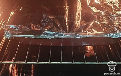 Разогреваем духовку до 200 грудусов. Накрываем противень фольгой и ставим в разогретую духовку на 30-40 минут, до готовности. 