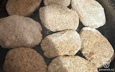 Готовые домашние котлеты из кролика и индейки достаем из морозилки и кладем в разогретое растительное масло. Накрываем крышкой и жарим с двух сторон.