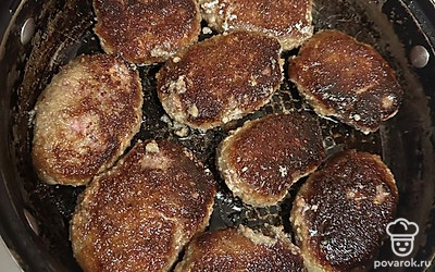 С каждой стороны обжариваем по 15 минут. Выкладываем в тарелку.