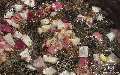 Нарезанный лук кладем в сковородку, где жарились котлеты. И немного обжариваем.